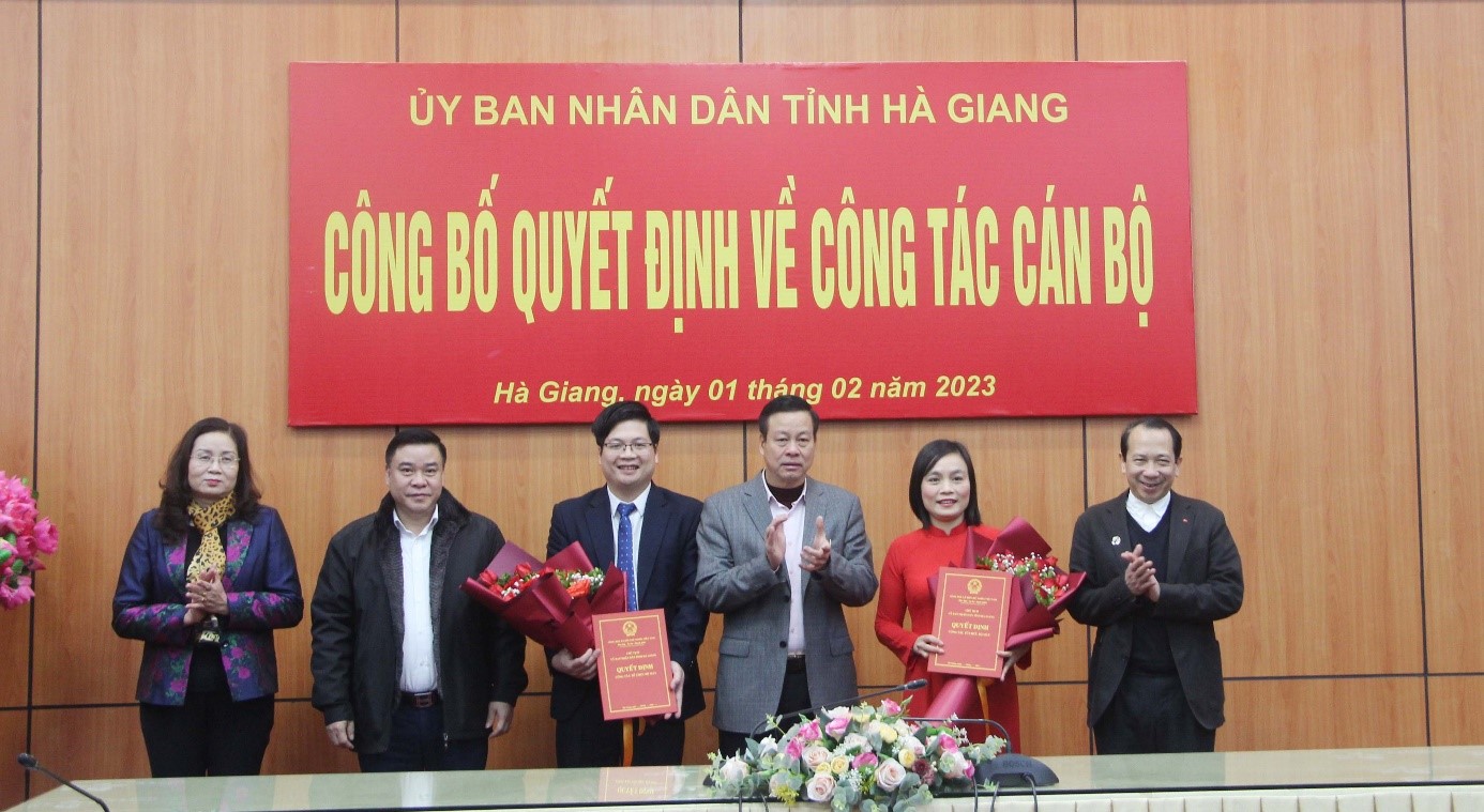 Chủ tịch UBND tỉnh Nguyễn Văn Sơn và các đồng chí Phó chủ tịch UBND tỉnh trao Quyết định, tặng hoa chúc mừng các đồng chí được bổ nhiệm