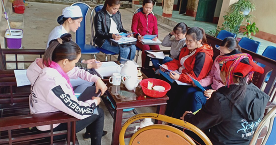 Cán bộ Trạm Y tế xã Thanh Thủy, huyện Vị Xuyên tuyên truyên nâng cao nhận thức phòng chống HIV cho người dân