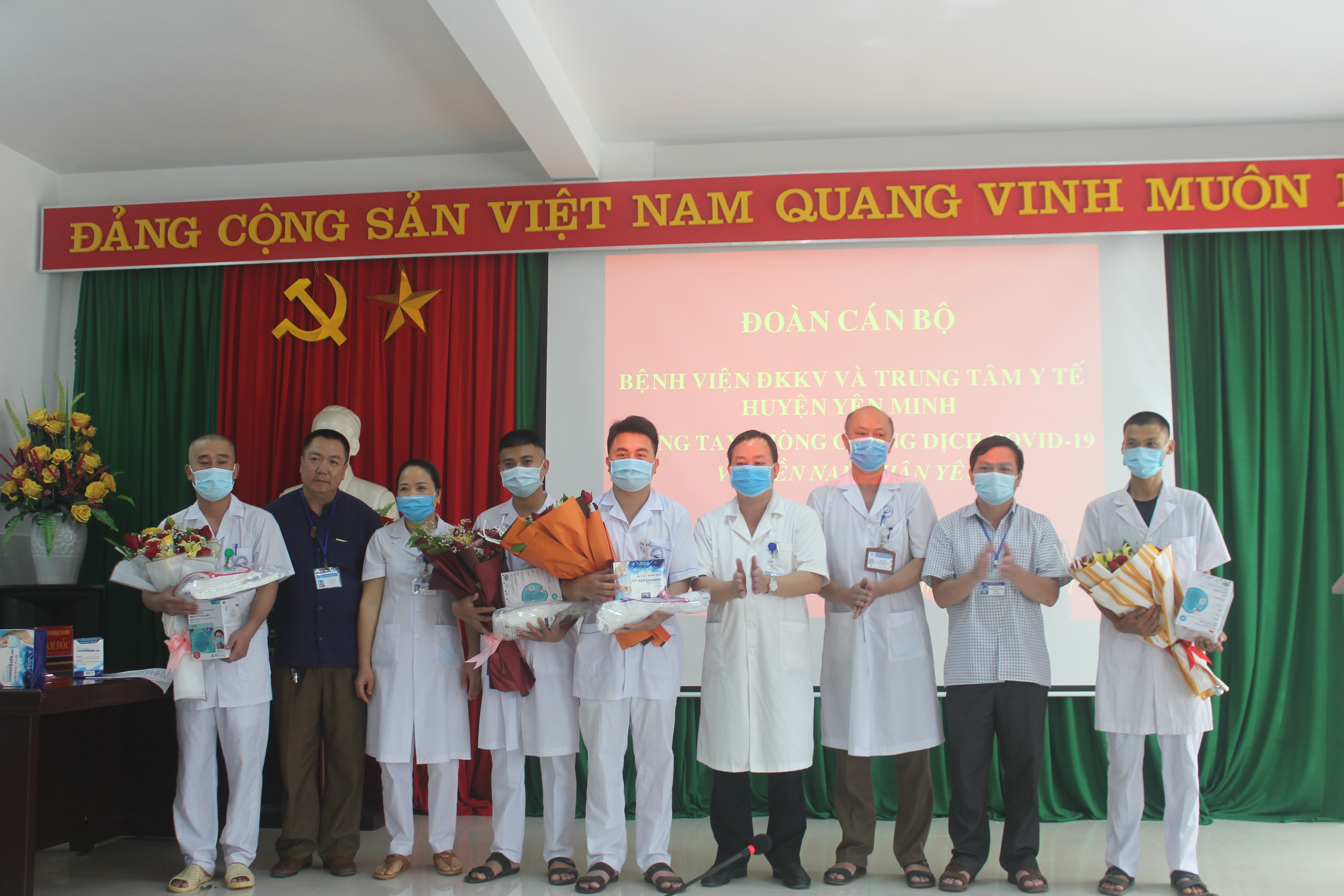 Lãnh đạo Bệnh viện và TTYT huyện tặng hoa các đồng chí tham gia chống dịch tại TP.HCM