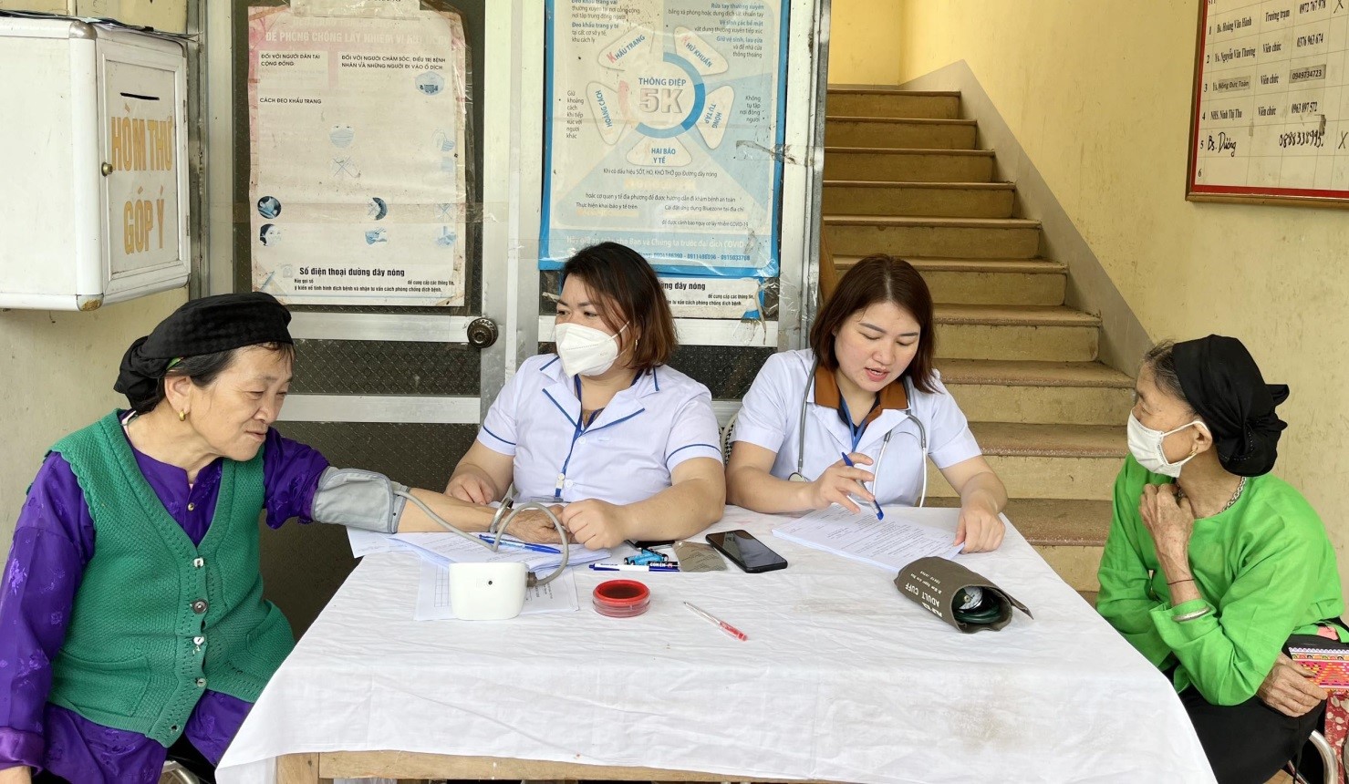 Cán bộ Trung tâm Y tế huyện Bắc Mê kiểm tra sức khỏe 
cho người cao tuổi tại xã Yên Định
