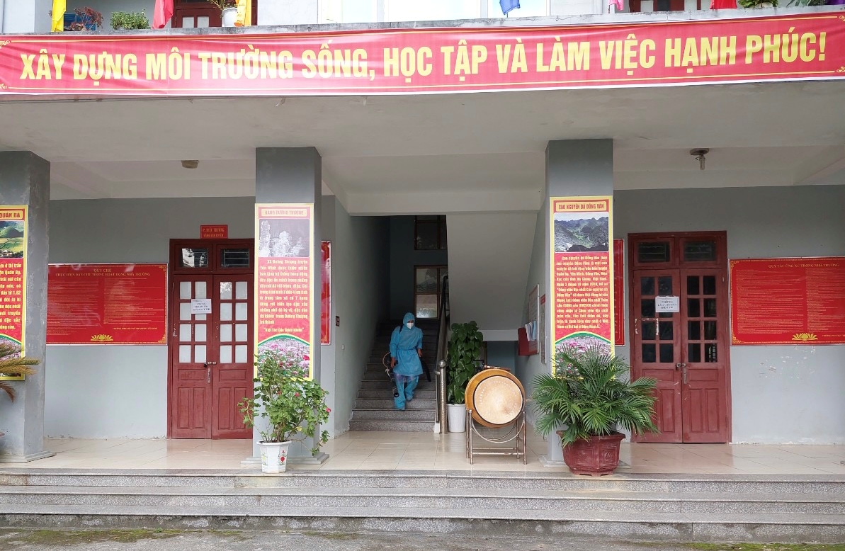 Trung tâm y tế huyện Yêm Minh tổ chức phun khử khuẩn tại các điểm thi THPH trên địa bàn huyện