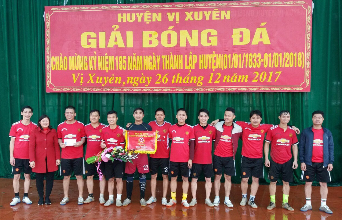 Đ/c Đặng Thị Phượng, Phó Chủ tịch UBND huyện trao giải nhất cho đội bóng đá của BVĐK huyện