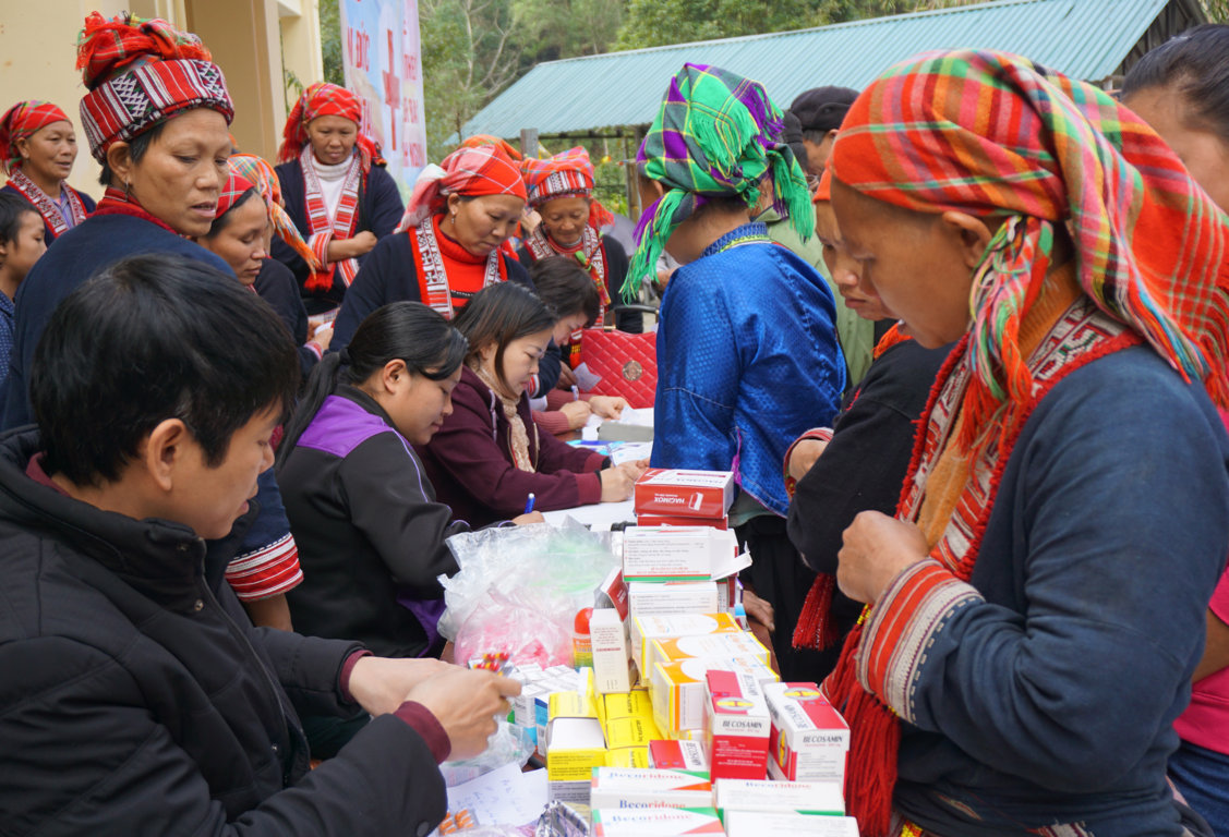 Hội thầy thuốc trẻ huyện cấp phát thuốc cho nhân dân xã Nậm Khòa.