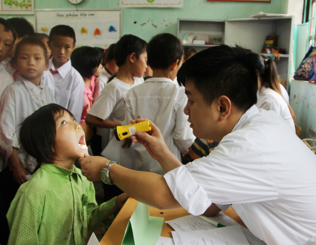 Khám tai - mũi - họng cho học sinh tại xã Thuận Hòa, huyện Vị Xuyên