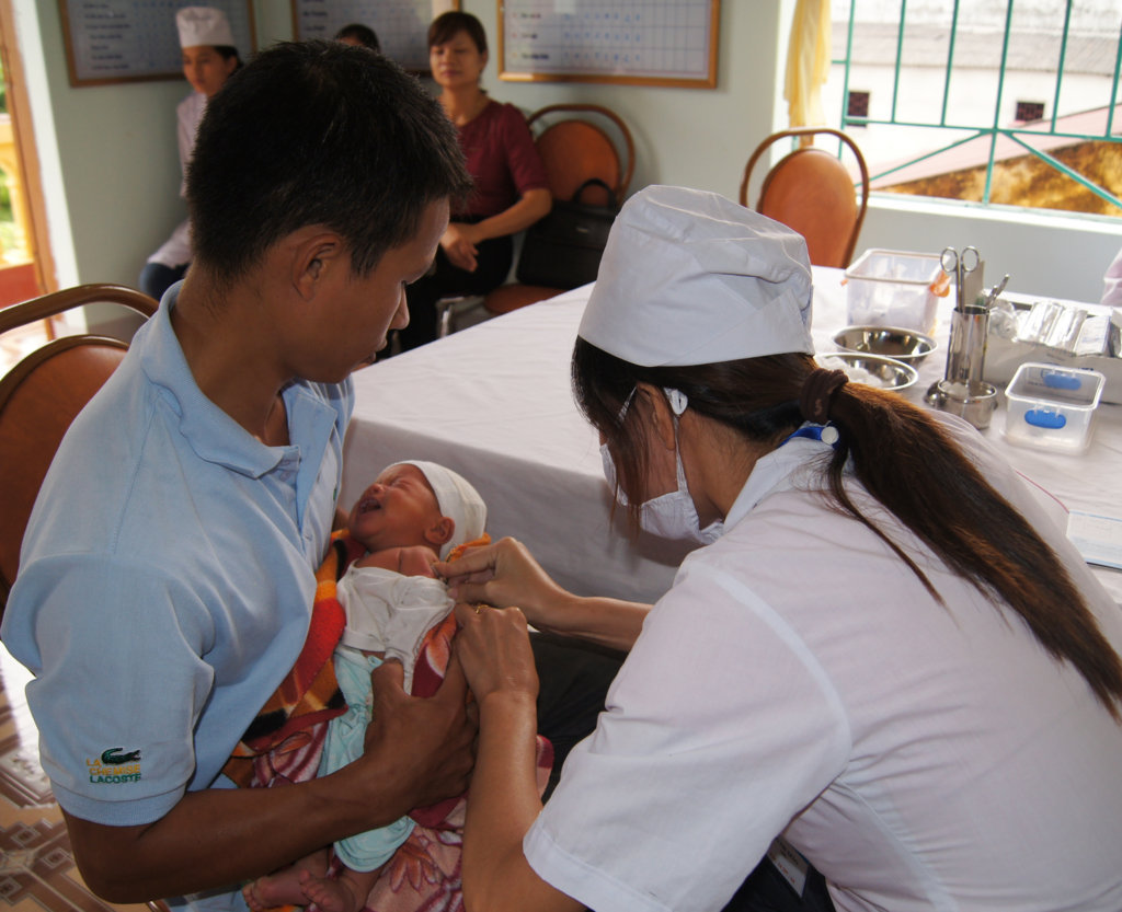 Cần cho trẻ đi tiêm vắc xin phòng bệnh đầy đủ và đúng lịch