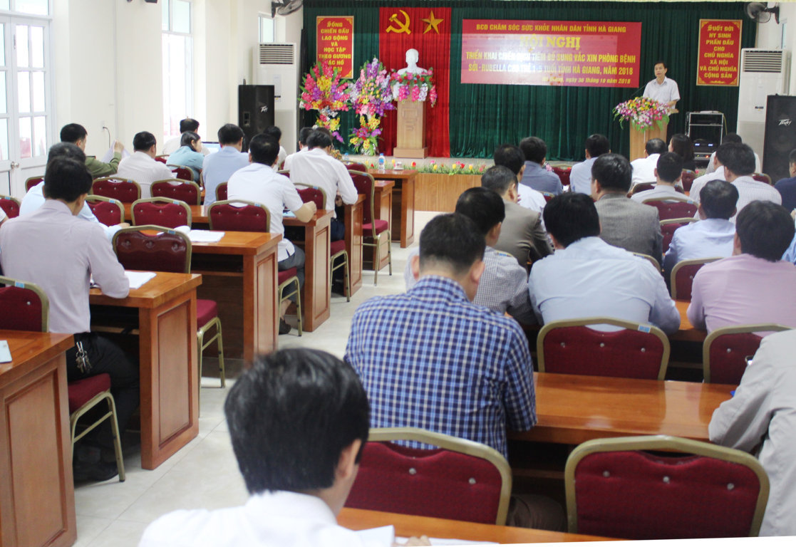 Đ/c Nguyễn Đình Dích – Phó Giám đốc Sở Y tế phát biểu tại Hội nghị triển khai kế hoạch chiến dịch tiêm bổ sung vắc xin sởi - rubella