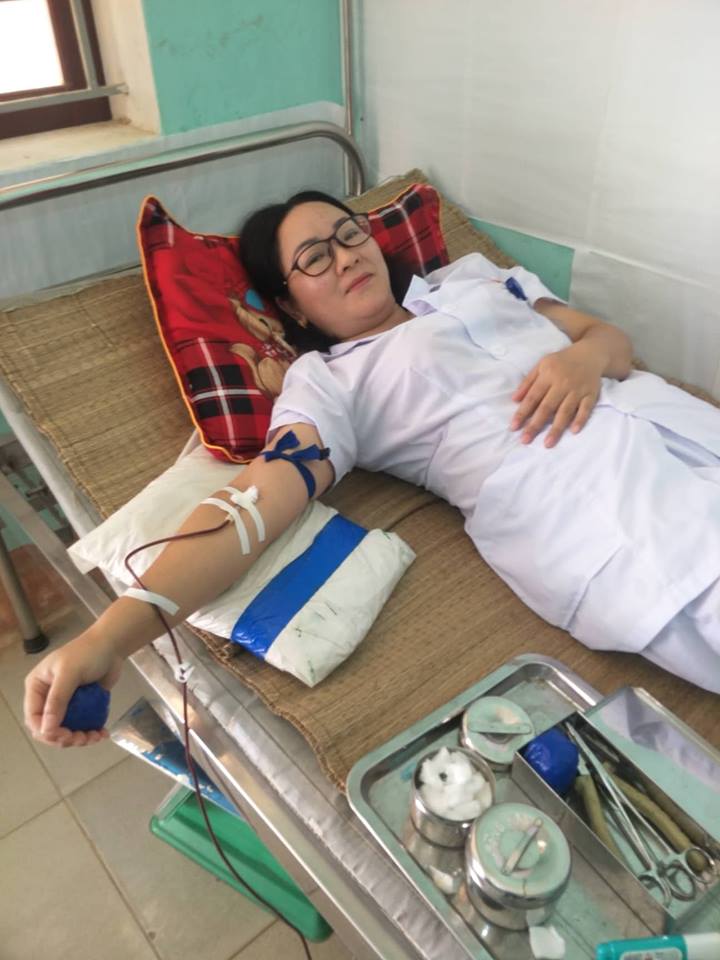 Nữ hộ sinh Lù Thị Ngân hiến máu cứu người
