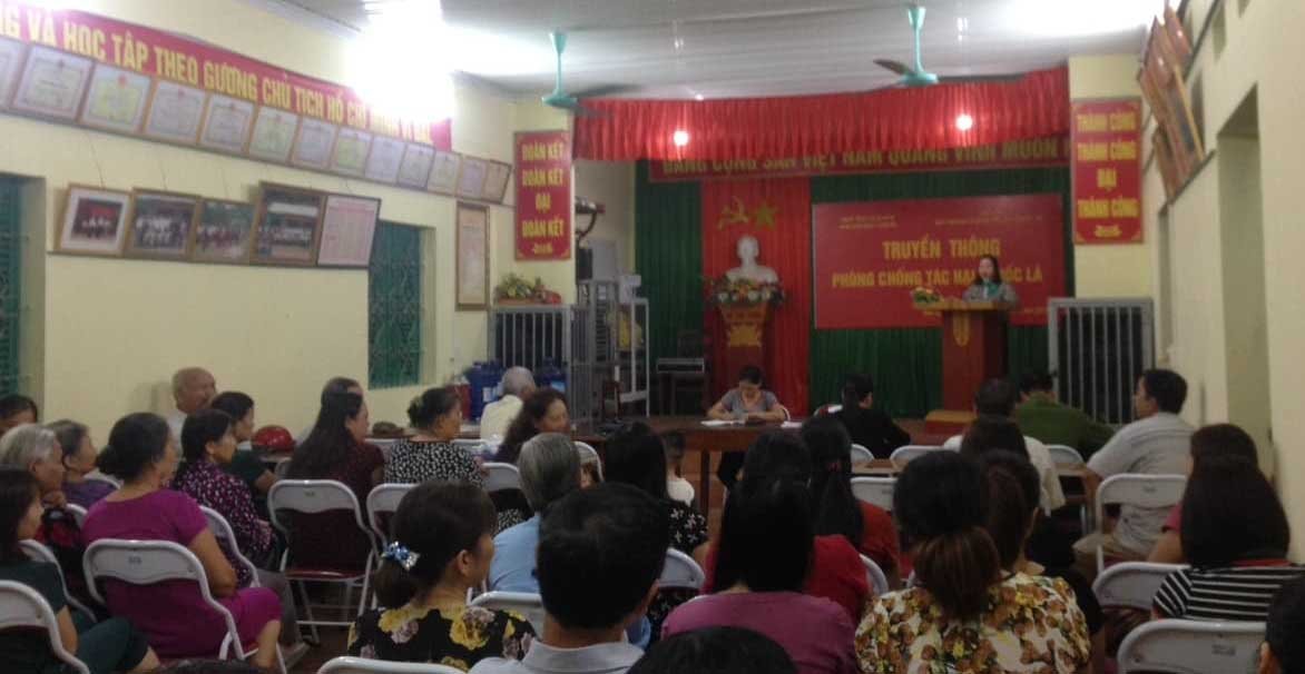 Cán bộ tuyên truyền về phòng chống tác hại thuốc lá tại Tổ 1 phường Nguyễn Trãi