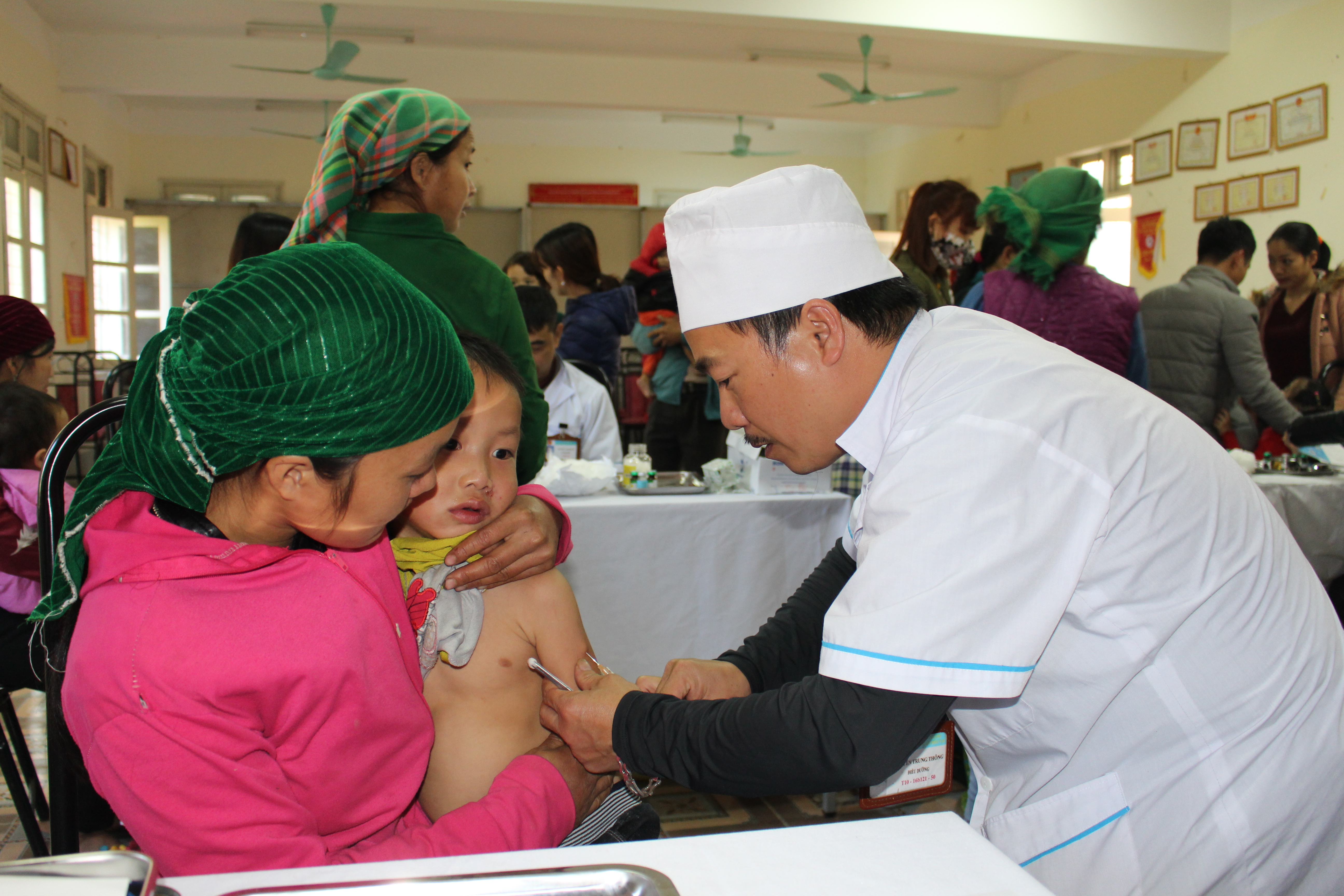 Cán bộ y tế tiêm vắc xin Sởi-Rubella cho trẻ em tại trường Mầm non Hoa Lan, thị trấn Mèo Vạc