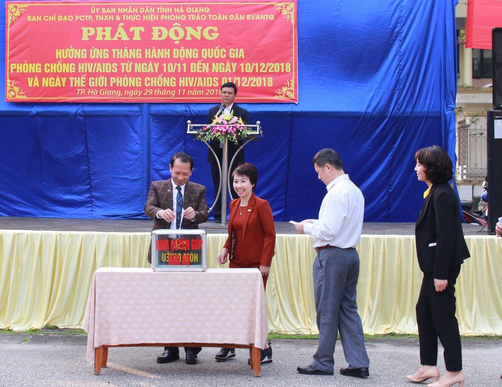 Đồng chí Trần Đức Quý, Phó Chủ tịch UBND tỉnh và các địa biểu quyên góp ủng hộ Quỹ hỗ trợ người nhiễm HIV/AIDS trong Lễ phát động