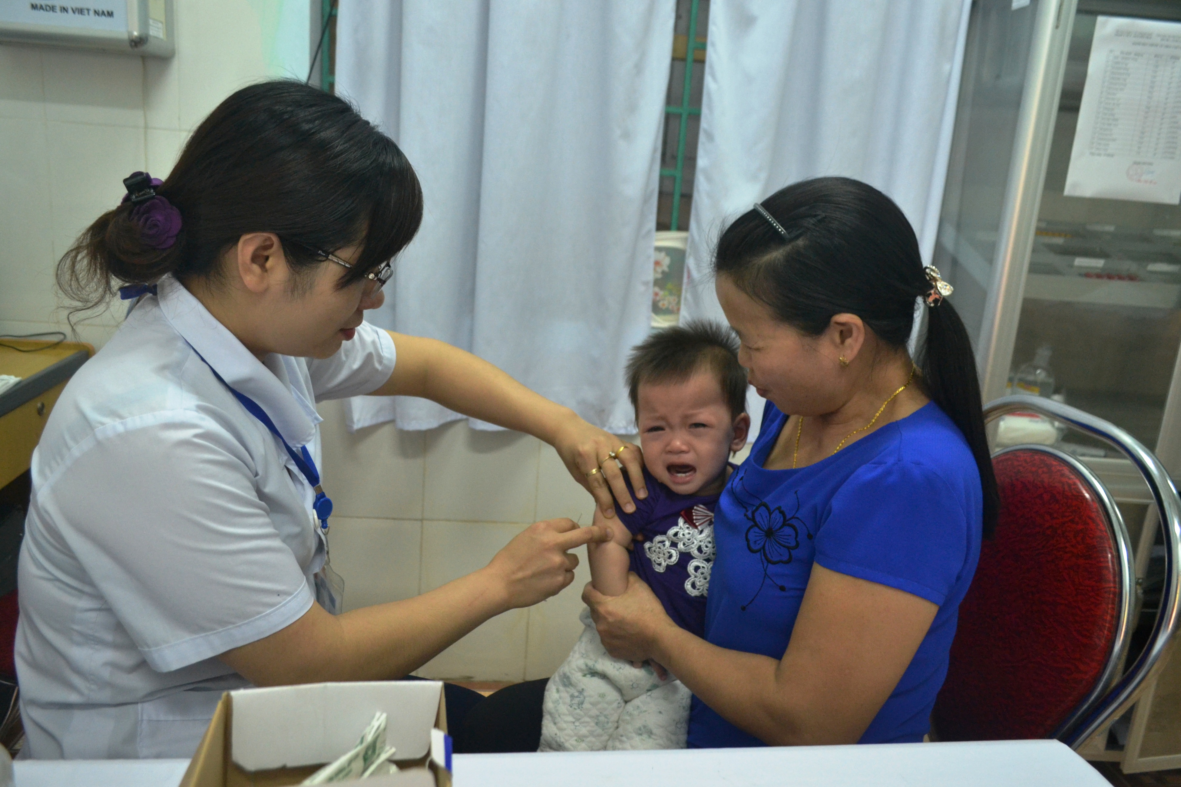 Trẻ được tiêm bổ sung vắc xin Sởi-Rubella tại Trạm Y tế phường Nguyễn Trãi (TP Hà Giang)