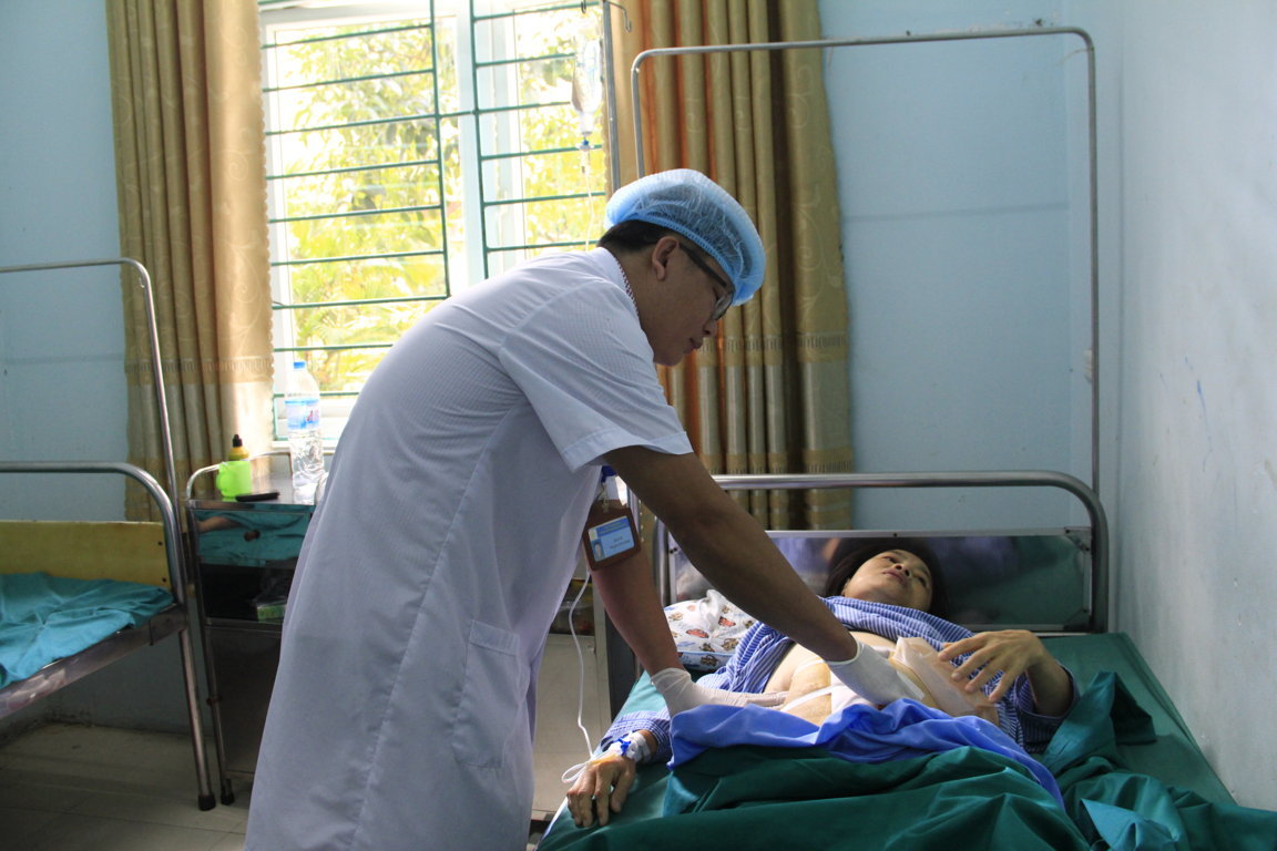 Bác sỹ khoa Ung bướu (BVĐK tỉnh) chăm sóc sức khỏe cho bệnh nhân bị ung thư