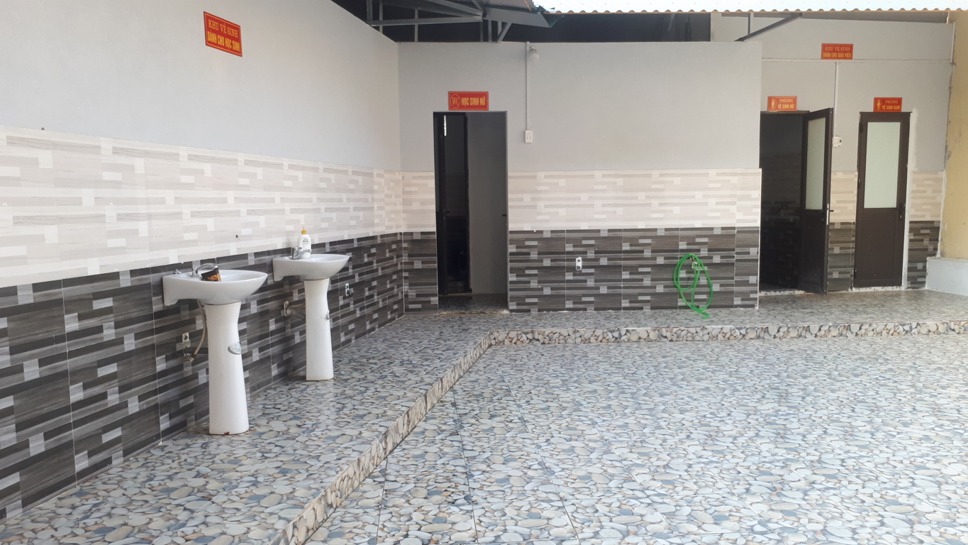 Khu nhà vệ sinh tại Trường Tiểu học Nguyễn Trãi, thị trấn Việt Quang, huyện Bắc Quang