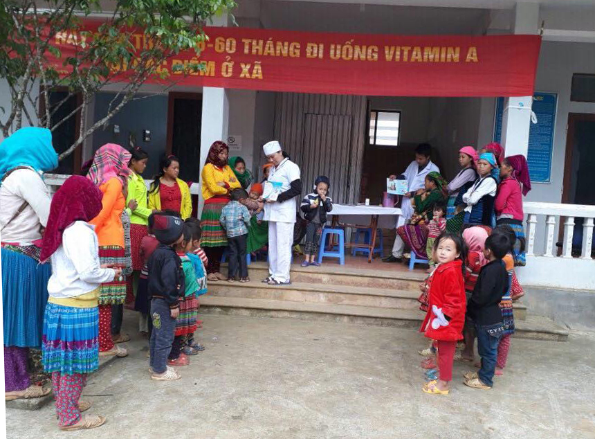 Trạm Y tế xã Lũng Pù, huyện Mèo Vạc tổ chức truyền thông dinh dưỡng kết hợp triển khai uống bổ sung Vitamin A liều cao và tẩy giun cho trẻ em