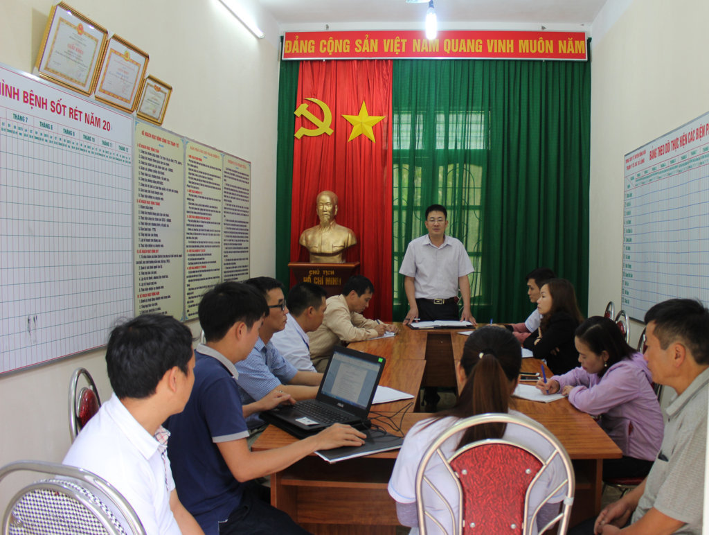Đ/c Sấn Văn Cương, Giám đốc TTYT huyện Đồng Văn kiểm tra tại TYT xã Tả Lủng