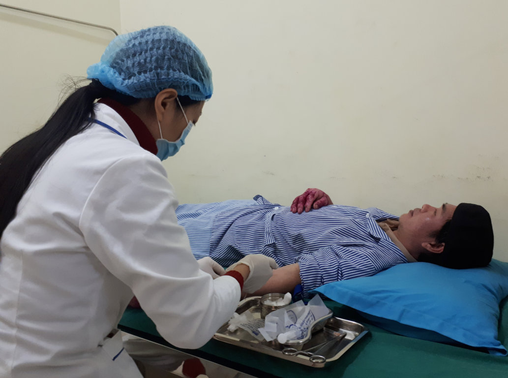 Bệnh nhân viêm da tiếp xúc đang được điều trị tại Khoa Da liễu, BVĐK tỉnh.