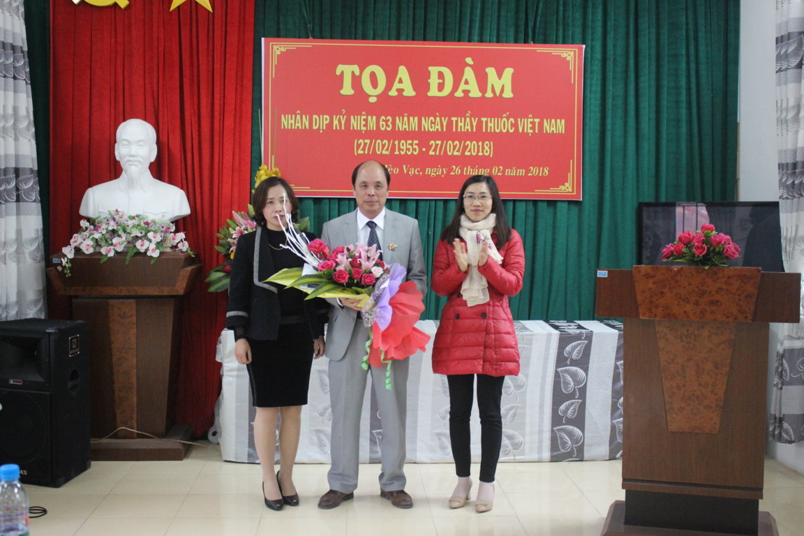 Đồng chí Mua Hồng Sinh, Phó Chủ tịch UBND huyện Mèo Vạc tặng hoa chúc mừng cán bộ, y bác sĩ ngành Y tế huyện