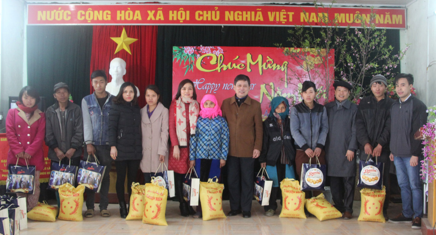 Đ/c Đặng Văn Huynh, Phó Giám đốc Sở Y tế cùng lãnh đạo một số đơn vị Y tế tuyến tỉnh tặng quà và gạo cho các hộ nghèo tại xã Tả Ván