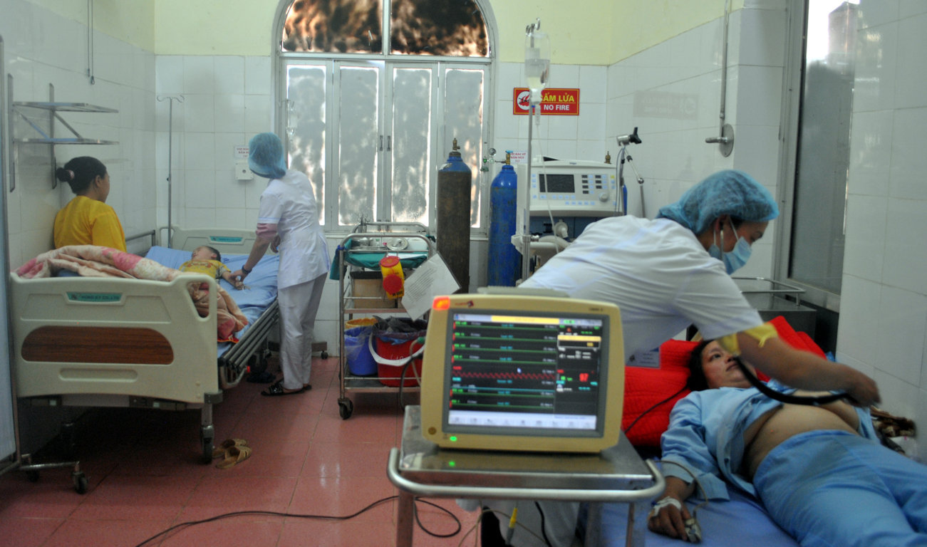 Khám, điều trị bệnh bệnh nhân tại Bệnh viện Đa khoa huyện Đồng Văn.