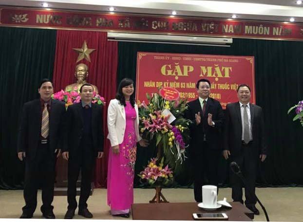 Đồng chí Bí thư Thành ủy tặng hoa chúc mừng ngành y tế thành phố Hà Giang