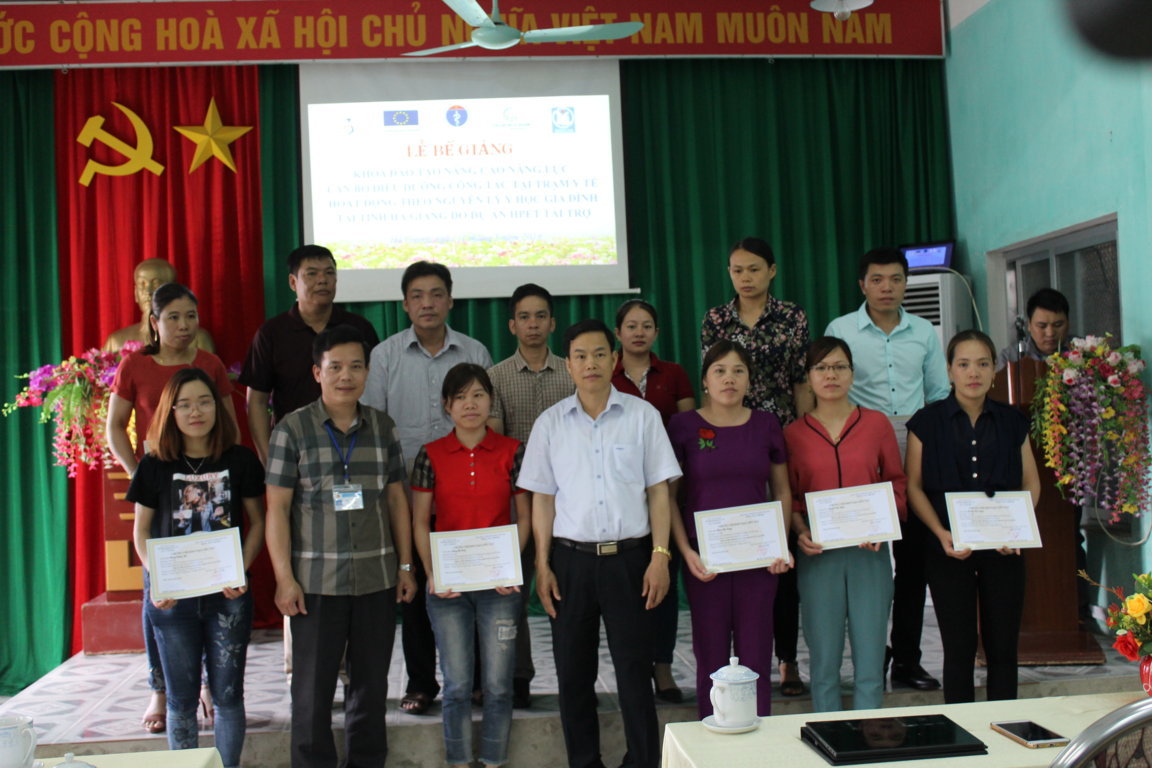 Đồng chí Nguyễn Đình Dích, Phó Giám đốc Sở Y tế trao chứng nhận cho các học viên