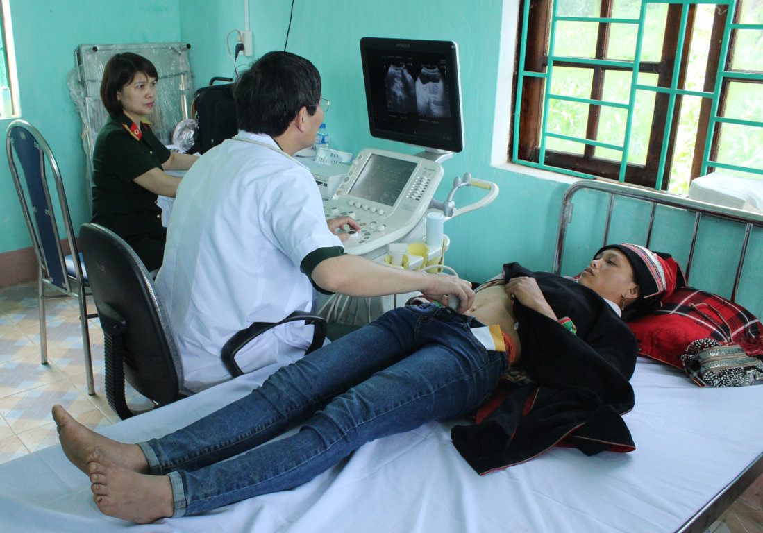 Đoàn bác sỹ học viện Quân Y khám bệnh cho bà con xã Bát Đại Sơn
