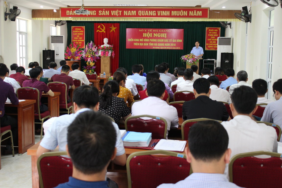 Đồng chí Lương Viết Thuần, Giám đốc Sở Y tế phát biểu tại hội nghị.