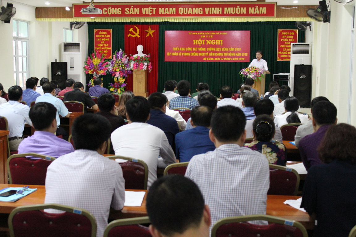 Đồng chí Đặng Văn Huynh, Phó Giám đốc Sở Y tế phát biểu tại Hội nghị