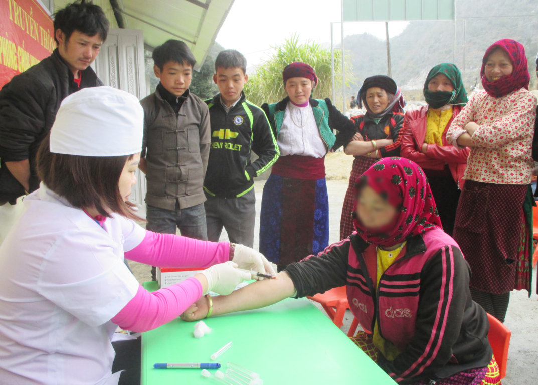 Lấy máu xét nghiệm HIV lưu động cho người dân xã Lũng Táo – Huyện Đồng Văn.
