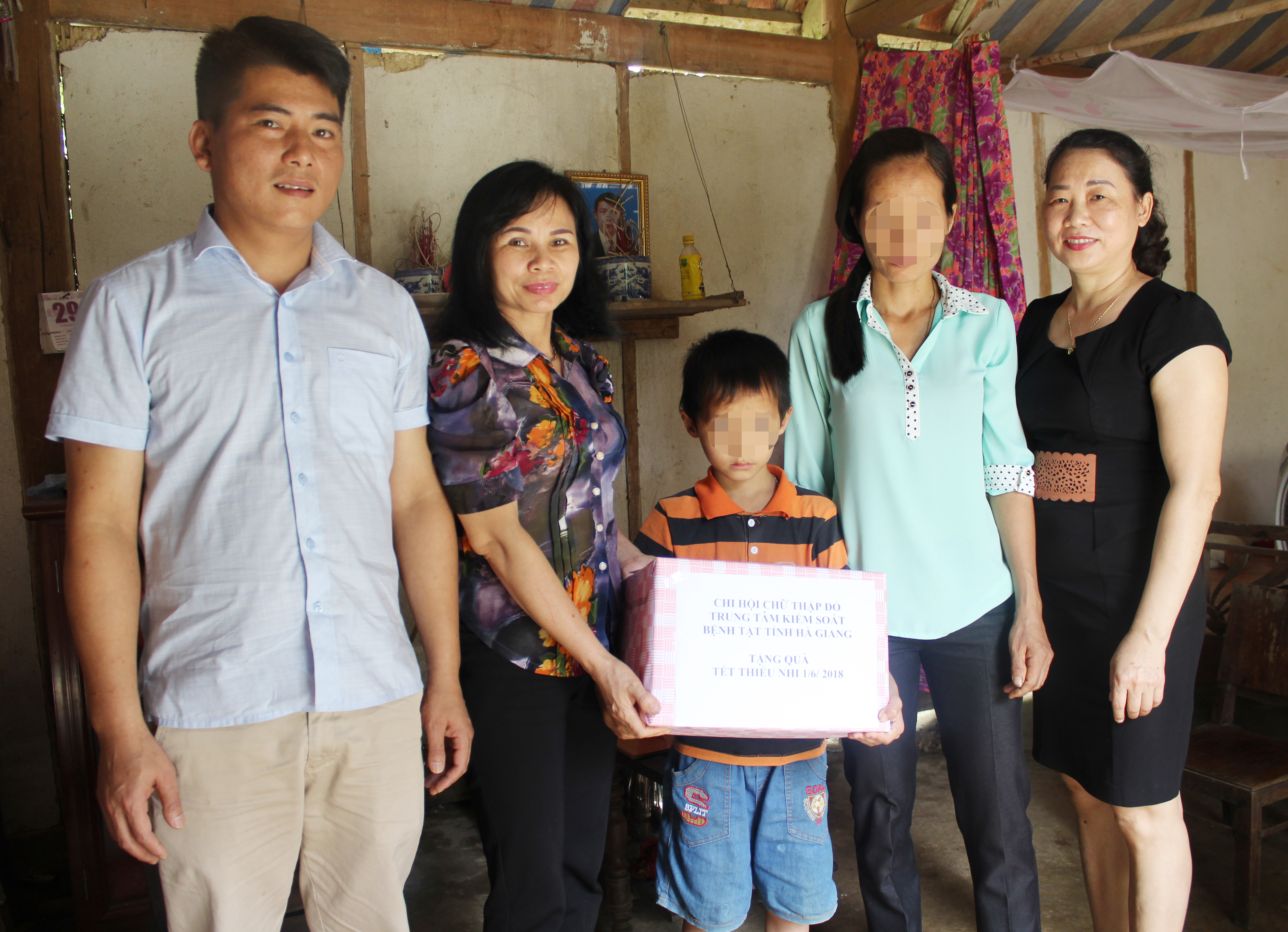 Đ/c Phạm Thị Kim Dung, PGĐ Trung tâm Kiểm soát bệnh tật tỉnh tặng quà cho trẻ nhiễm HIV tại huyện Bắc Quang