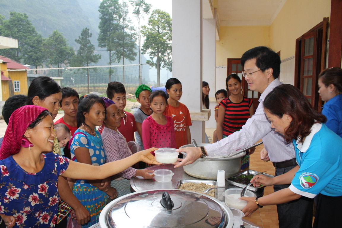 Đồng chí Trần Quang Minh, Bí thư Huyện ủy Mèo Vạc và đoàn thanh niên Bệnh viện đa khoa huyện phát cháo miễn phí cho bệnh nhân nghèo