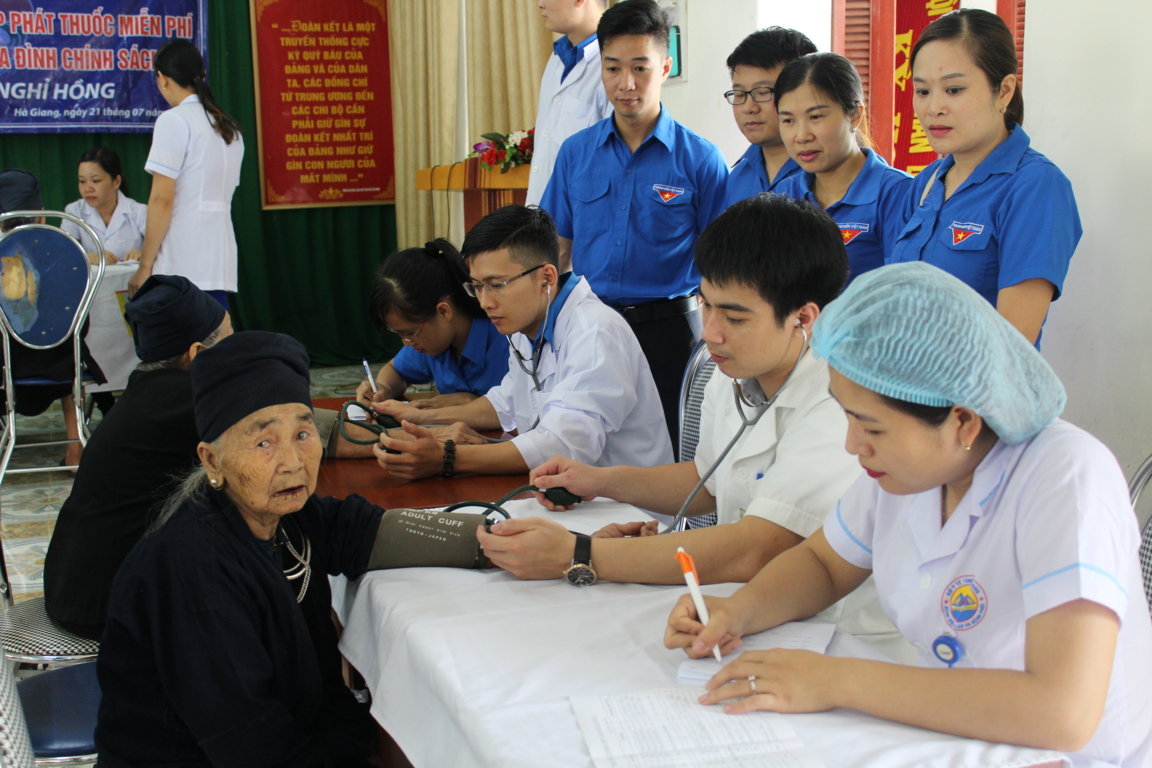 Đoàn Thanh niên khám và tư vấn cho các gia đình chính sách tại xã Phương Tiến, huyện Vị Xuyên