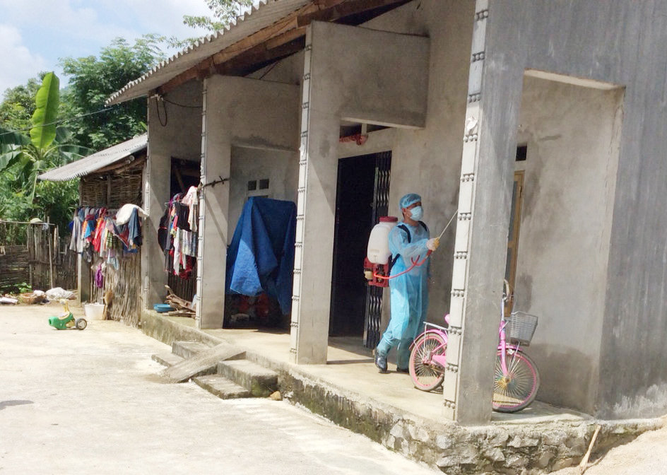 Cán bộ y tế phun thuốc khử trùng cho nhà dân tại thôn Đầu Cầu 1, xã Cán Tỷ 
