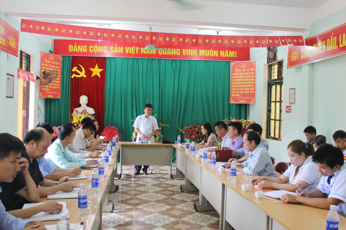 Đồng chí Đặng Văn Huynh, Phó Giám đốc Sở Y tế, Trưởng đoàn phúc tra  phát biểu tại xã Niêm Tòng