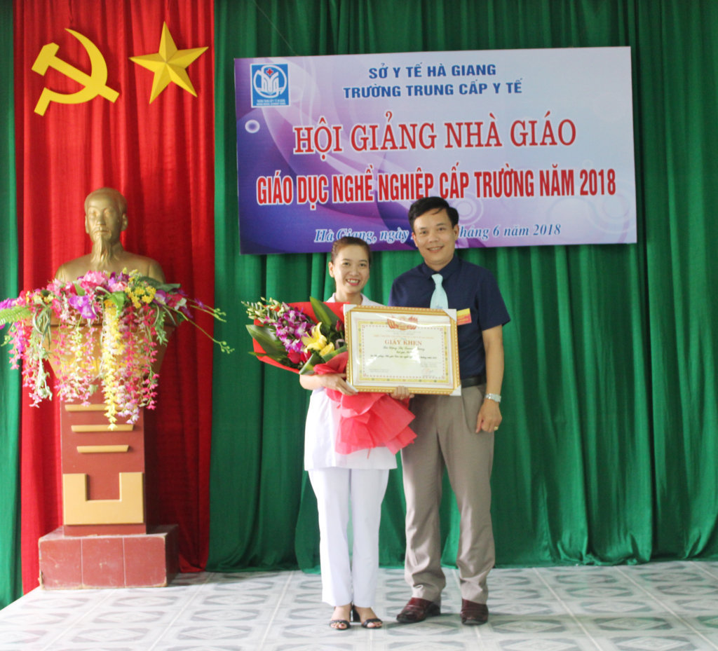 Đ/c Nguyễn Đình Dự, Phó hiệu trưởng Trường Trung cấp Y tế trao giải Nhất cho thí sinh Đặng Thị Trang Nhung