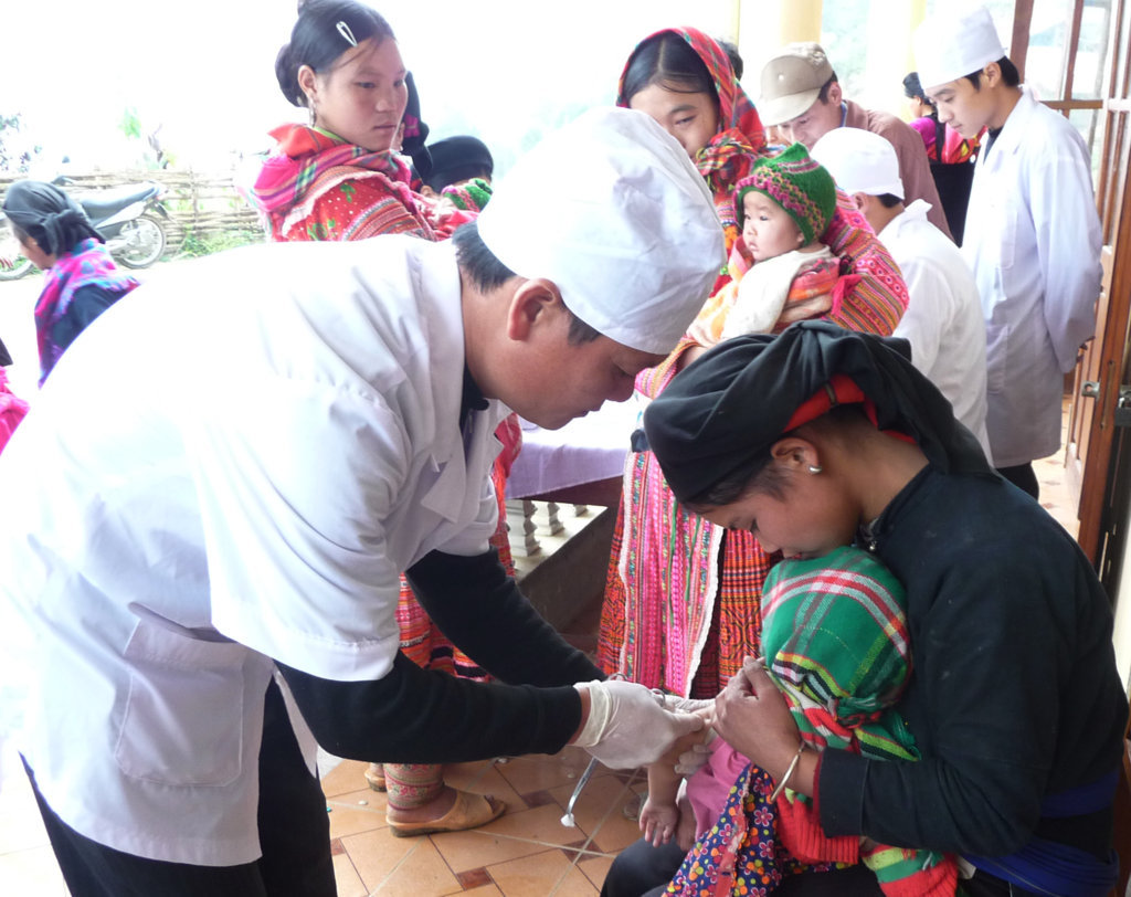 Tiêm chủng phòng VNNB cho trẻ tại Trạm Y tế xã bản Ngò, huyện Xín Mần