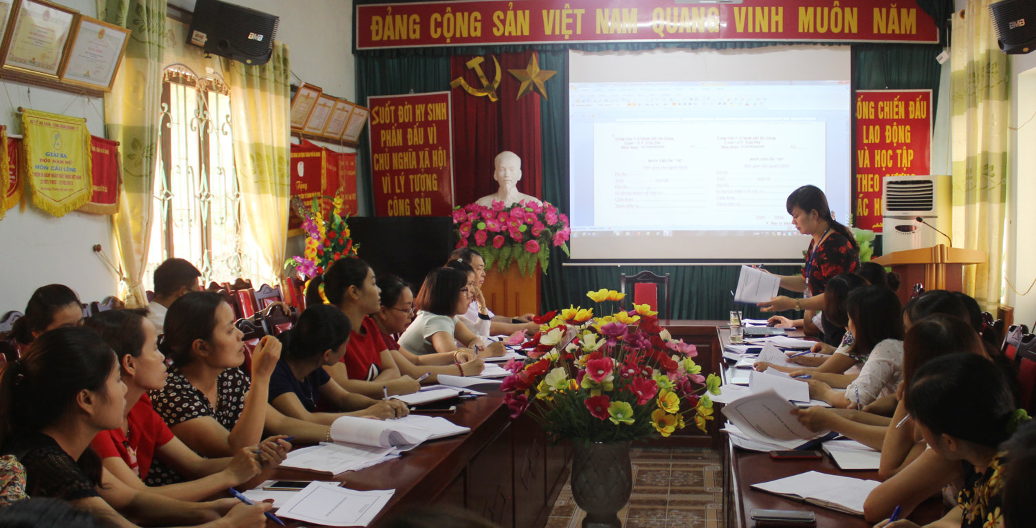 Đ/c Nguyễn Thị Dự - Giám đốc Trung tâm Y tế thành phố triển khai Thông tư 15/2018/TT-BYT của Bộ Y tế.