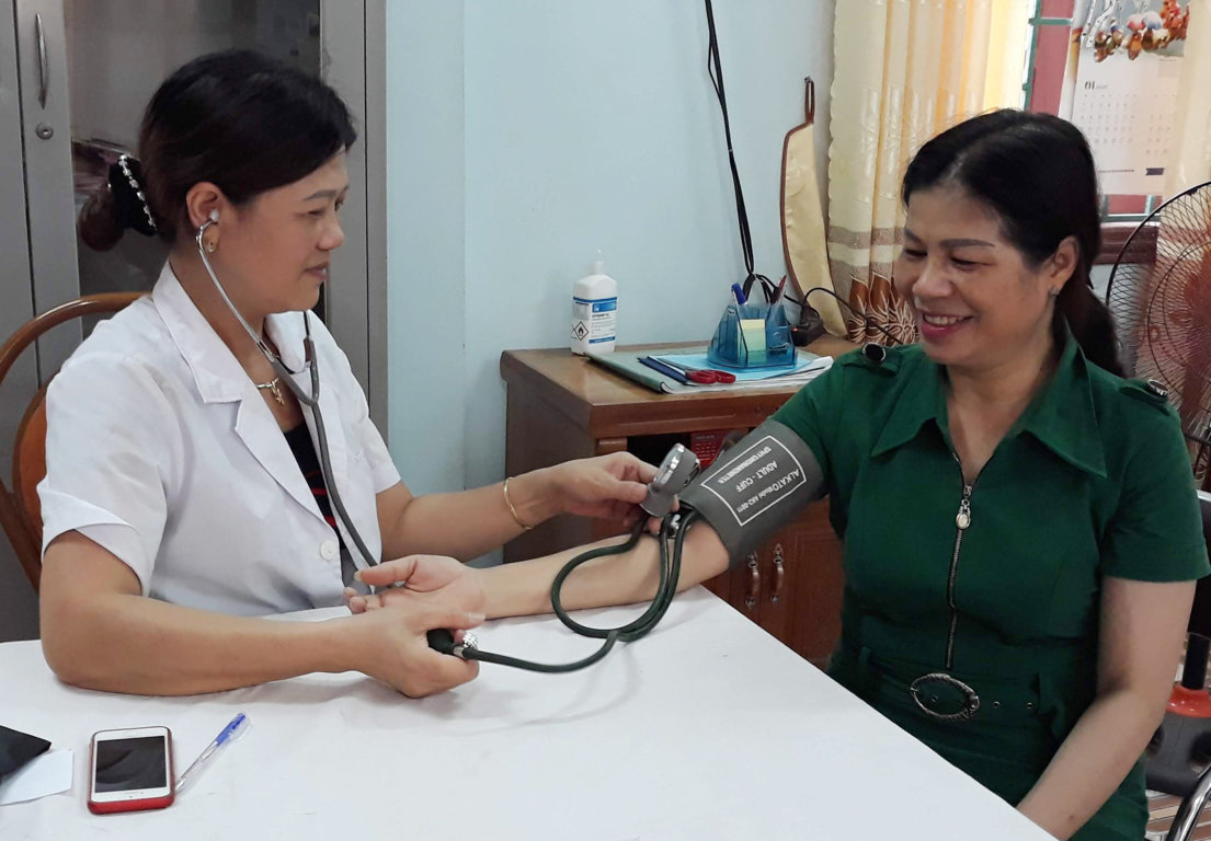 Cán bộ y tế khám sàng lọc bệnh tăng huyết áp cho người dân