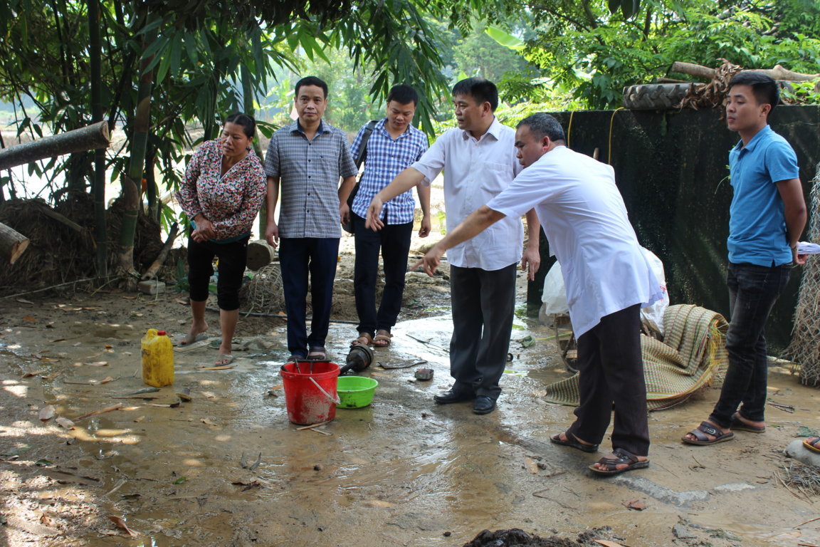 Đoàn công tác Sở Y tế kiểm tra và hướng dẫn người dân vệ sinh môi trường phòng chống dịch bệnh