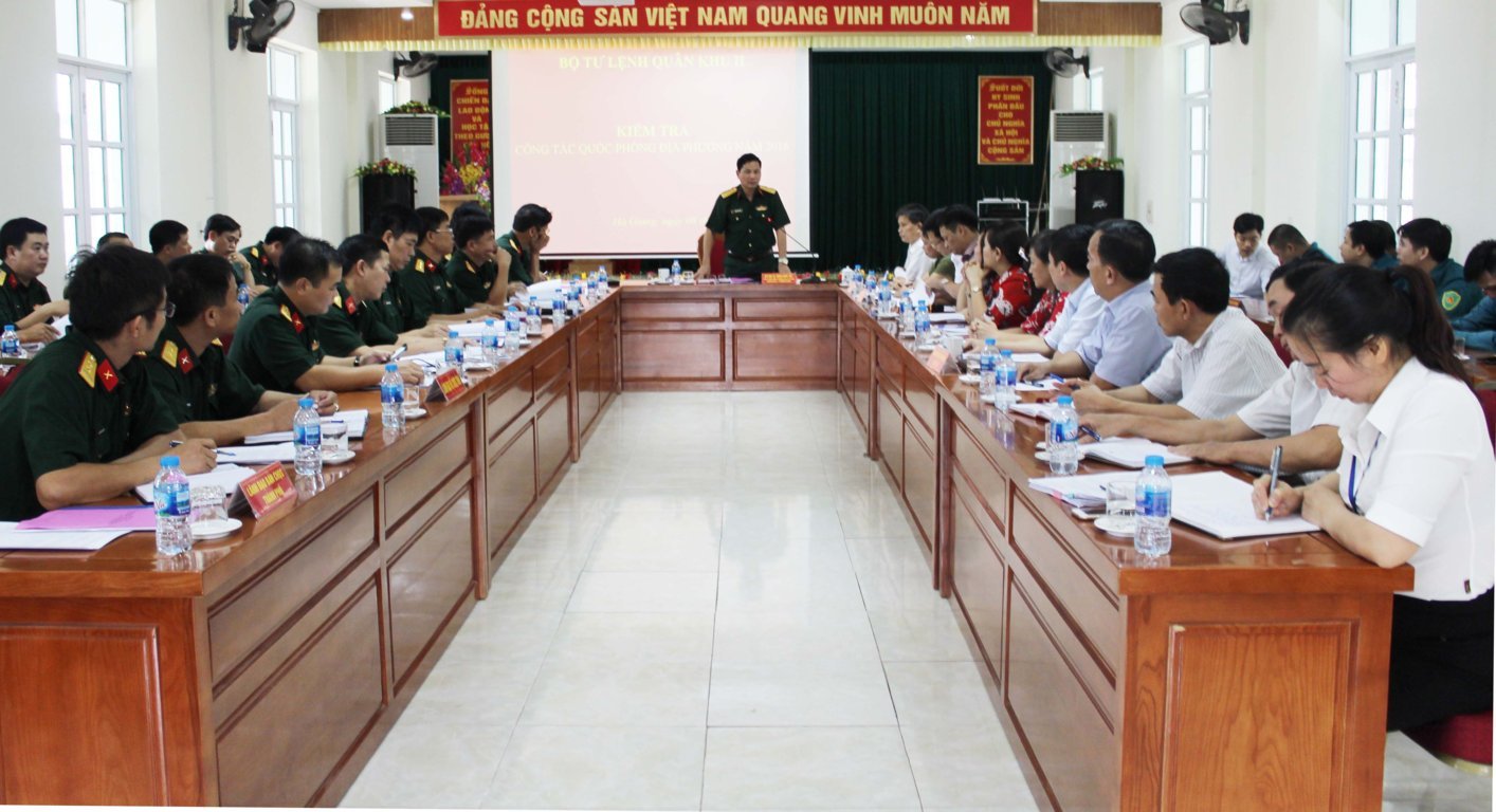 Đại tá Đoàn Quốc Việt - Phó tham mưu Trưởng Bộ tư lệnh Quân khu II phát biểu tại buổi làm việc