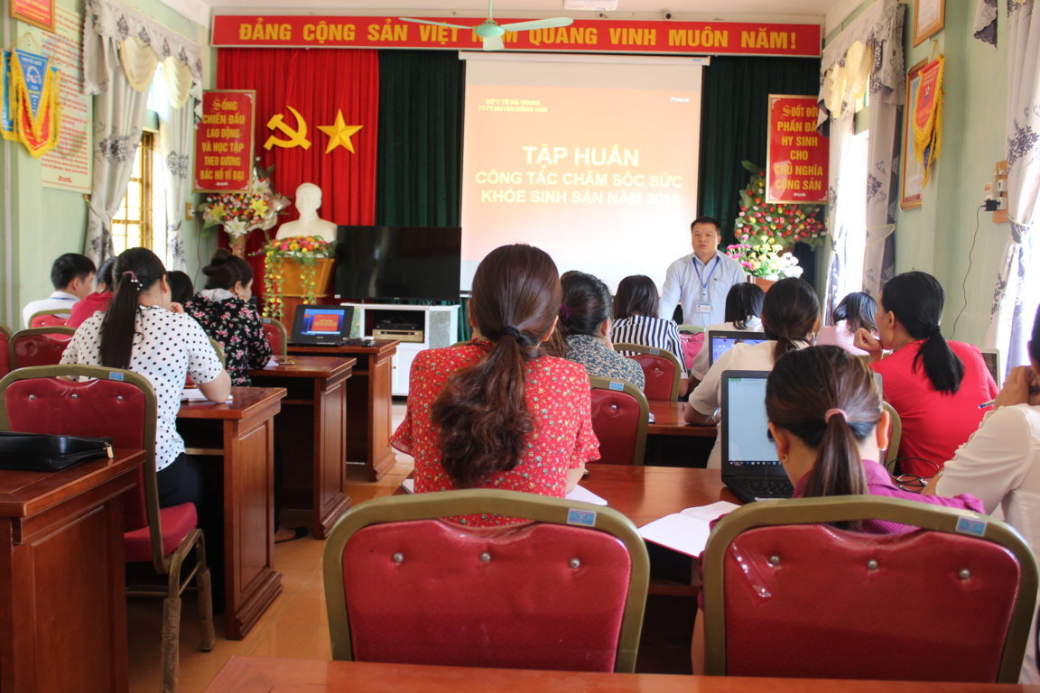 Đồng chí Viên Quang Huân, Phó Giám đốc Trung tâm Y tế huyện khai mạc lớp tập huấn.