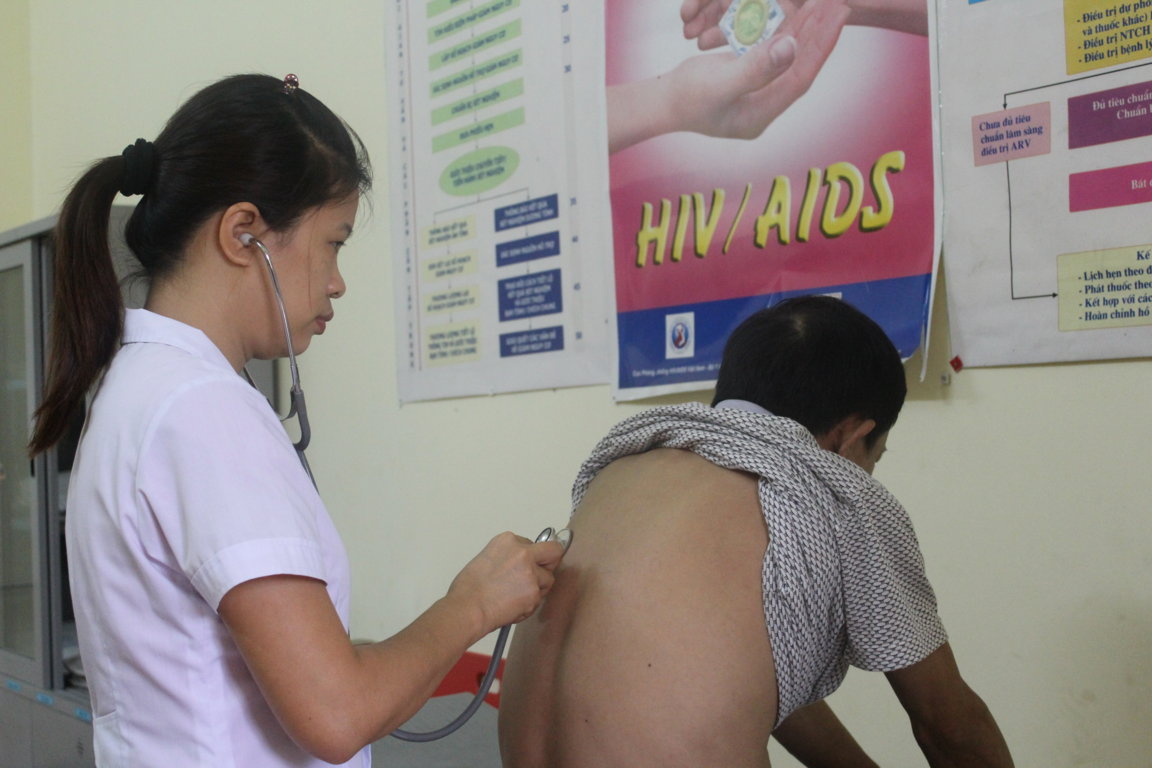 Bác sĩ phòng khám Đa khoa, Chuyên khoa – Trung tâm Kiểm soát bệnh tật khám điều trị ARV cho bệnh nhân HIV/AIDS