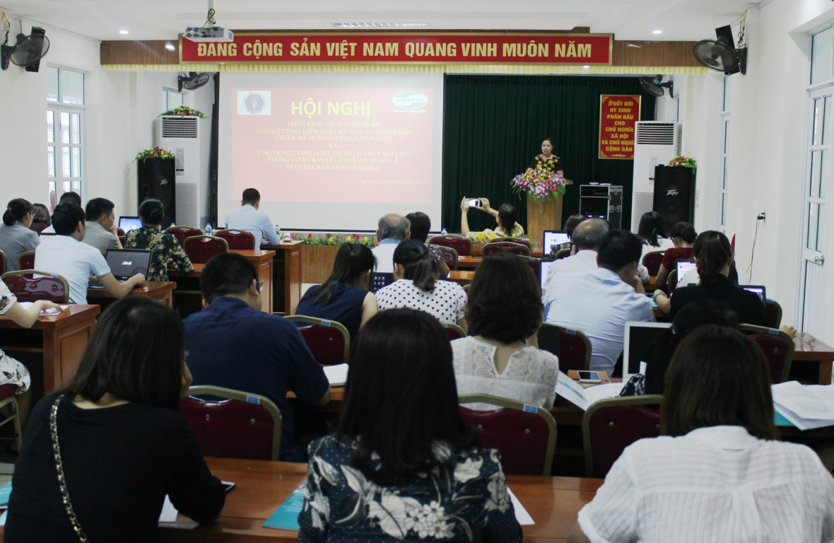 Đồng chí Hoàng Thị Chung, Phó Giám đốc Sở Y tế phát biểu tại hội nghị