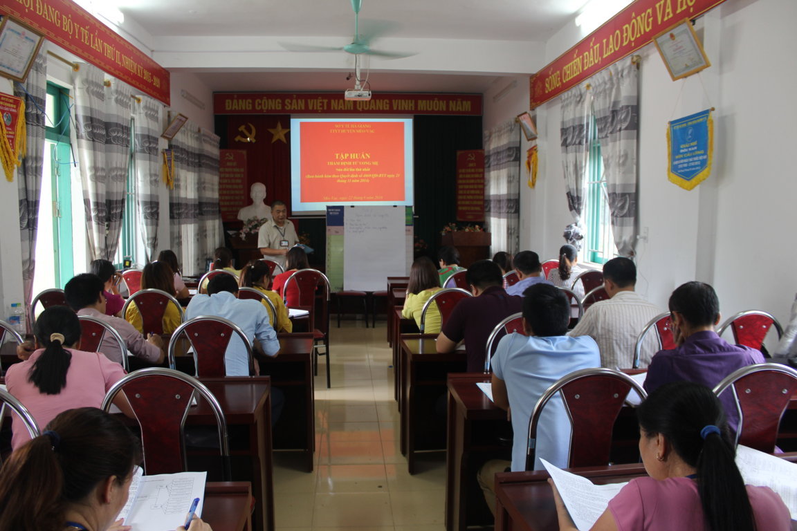 Đ/c Hoàng Đường Nhân, Phó Giám đốc TTYT huyện Mèo Vạc hướng dẫn tại buổi tập huấn.