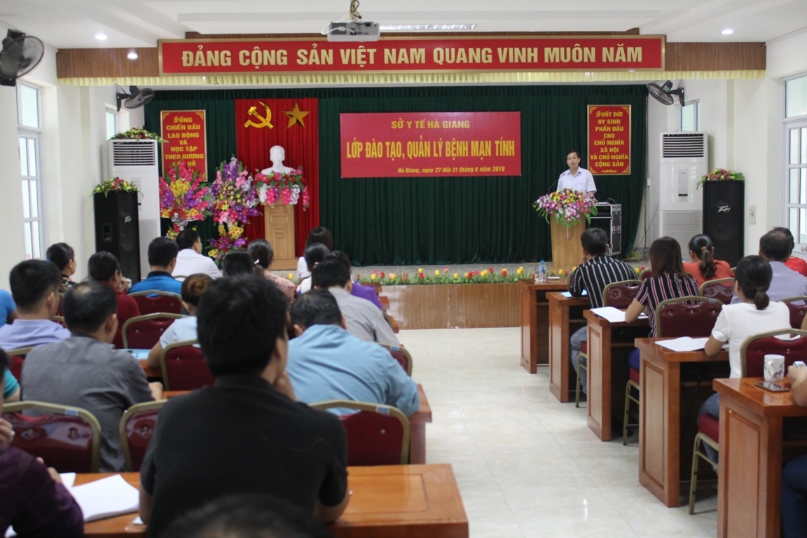 Đồng chí Nguyễn Đình Dích - Phó Giám đốc Sở Y tế phát biểu khai mạc lớp học