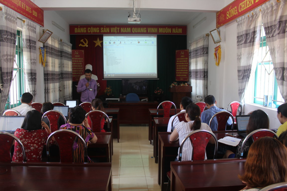 Giảng viên công nghệ thông tin thuộc TTYT huyện Mèo Vạc hướng dẫn học viên tại buổi tập huấn.