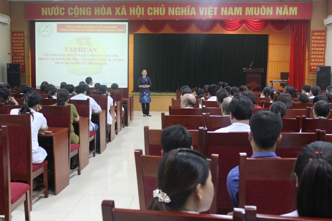 Đ/c Trần Thị Bích Hằng – Phó Tổng Hội Y học Việt Nam truyền đạt những nội dung cơ bản trong kỹ năng giao tiếp ứng xử.