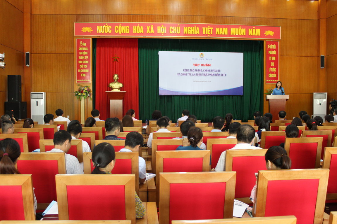 Đồng chí Phạm Thị Thanh Thủy, Phó Chủ tịch CĐYT Việt Nam phát biểu tại lớp tập huấn