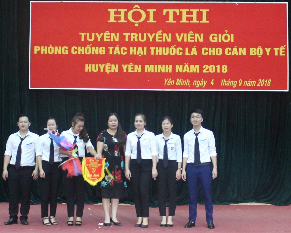 Đồng chí Nguyễn Thị Thanh Hương, Phó Giám đốc Trung tâm Kiểm soát bệnh tật tỉnh trao giải nhất cho đội Thăng Long