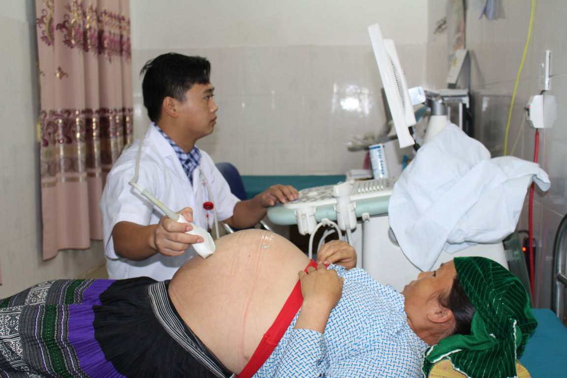 Bác sỹ siêu âm kiểm tra tình trạng thai nhi tại Bệnh viện đa khoa huyện